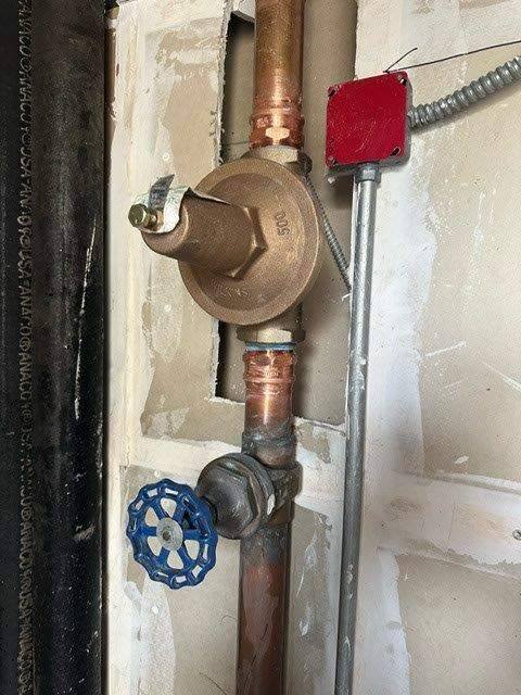 Pressure regulator installation for a local residence